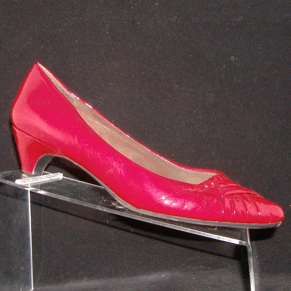 Me Too Essex 2 red patent pointed toe heels 7.5M